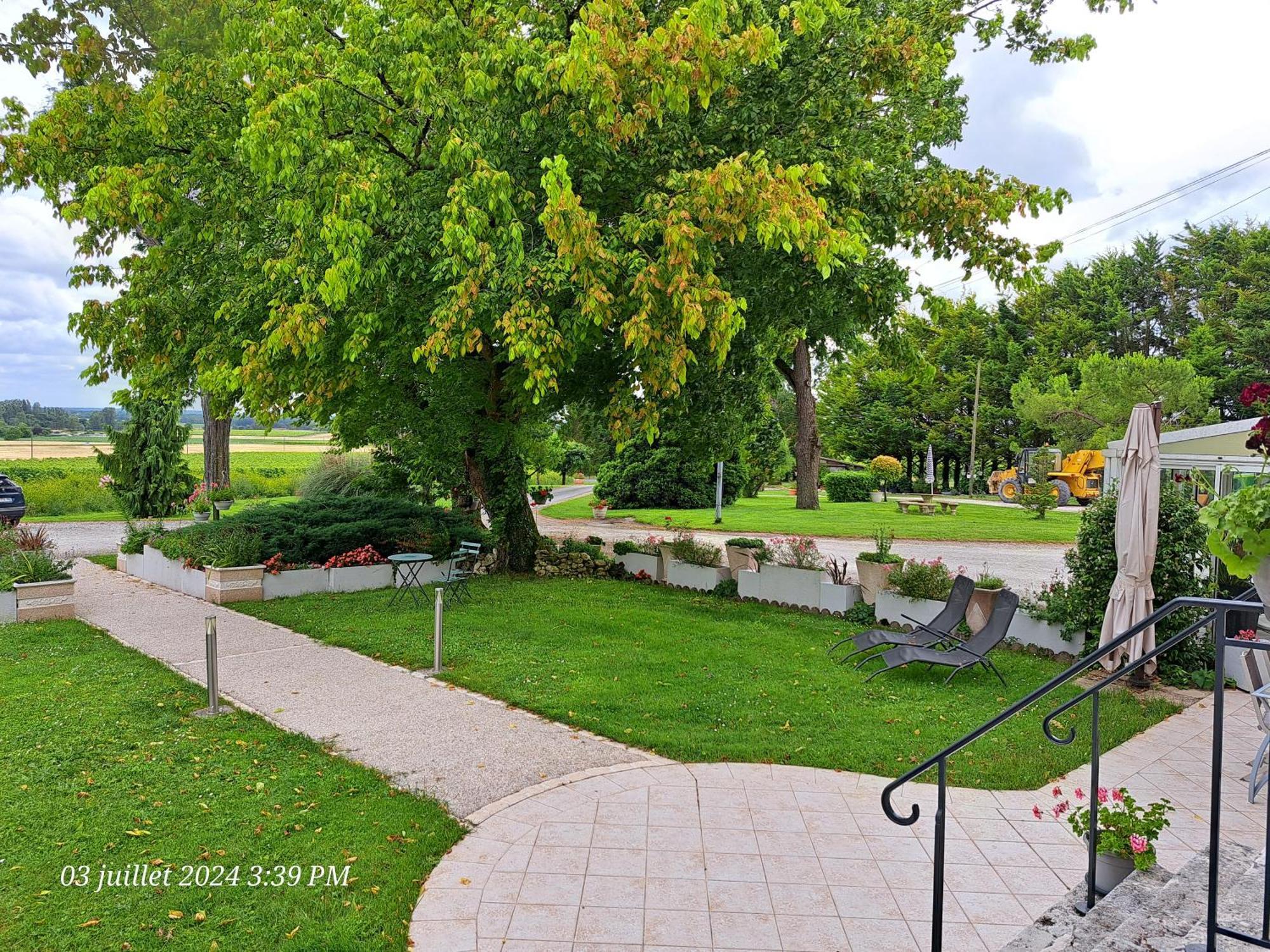La Metairie Au Milieu Des Vignes Apartment Reaux Bagian luar foto
