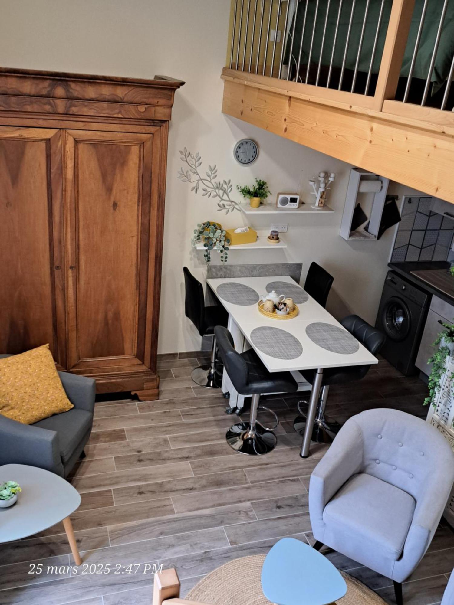 La Metairie Au Milieu Des Vignes Apartment Reaux Bagian luar foto